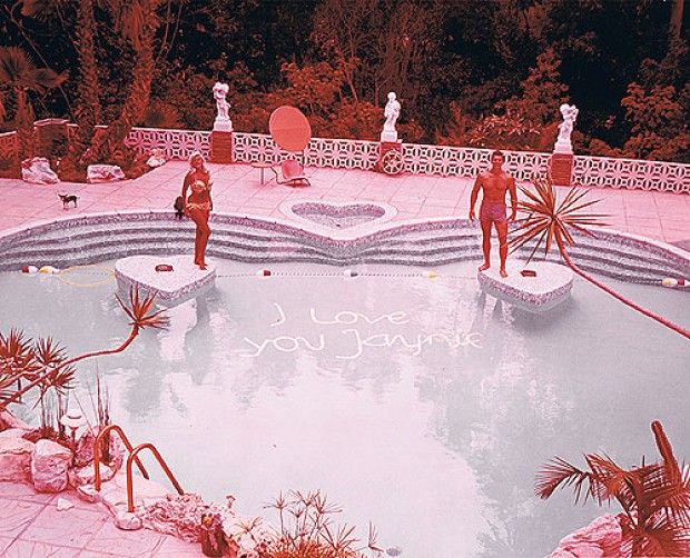 La piscina a forma di cuore di Jane Mansifield nel suo Pink Palace.