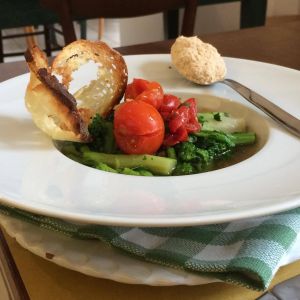 Cime di rapa stufate in brodetto e polvere di farinella - Stefano d’Onghia, patron e chef di Osteria Botteghe antiche a Putignano
