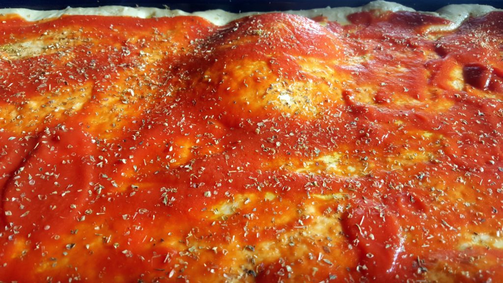 Pizza rossa in teglia