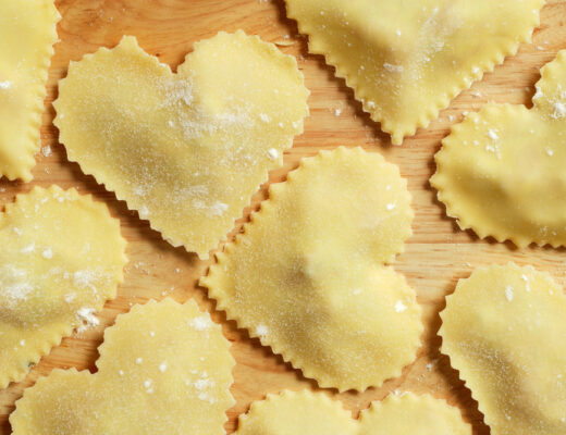 ravioli a cuore ripieni di patate ed erbe aromatiche