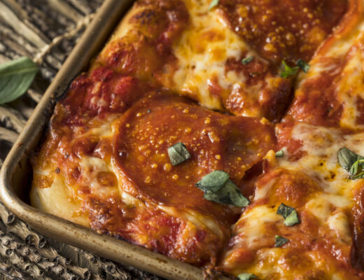 pizza in teglia alta e soffice fatta in casa
